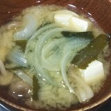 玉ねぎとしめじ、豆腐の味噌汁